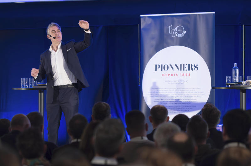 Jean-Sébastien Bajolet conférencier entreprise sur scène face à son auditoire