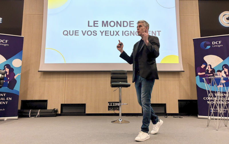 Jean-Sébastien conférencier en entreprise sur scène lors d'un séminaire